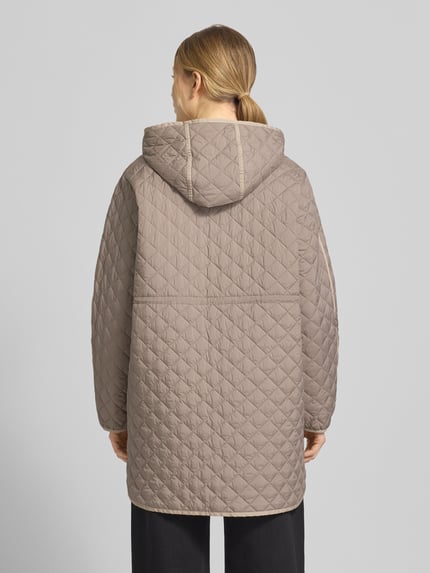 Frauenmodel trägt Steppmantel mit Druckknopfleiste von WHITE LABEL in Beige, lockere Passform, Kapuze, aufgesetzte Eingrifftaschen, Rückenlänge 74 cm, Schulterbreite 46 cm, Brustweite 55 cm, Ärmellänge 61 cm, Ganzkörperansicht Rückansicht.