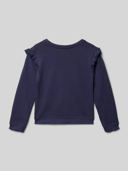 Mädchen trägt Sweatshirt mit Rüschen und Rundhalsausschnitt von Blue Seven, Dunkelblau, Reine Baumwolle, Regular-Fit, Ganzkörperansicht Rückansicht