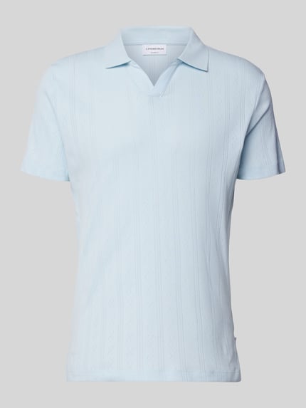 Produktfoto, Regular Fit Poloshirt in Jaquard-Strick von Lindbergh, jasny niebieski, krój regular fit, czysta bawełna, kołnierzyk polo, dekolt w serek, detal z logo, długość tyłu w rozmiarze M: 73 cm, wyczuwalna tekstura dzianiny.