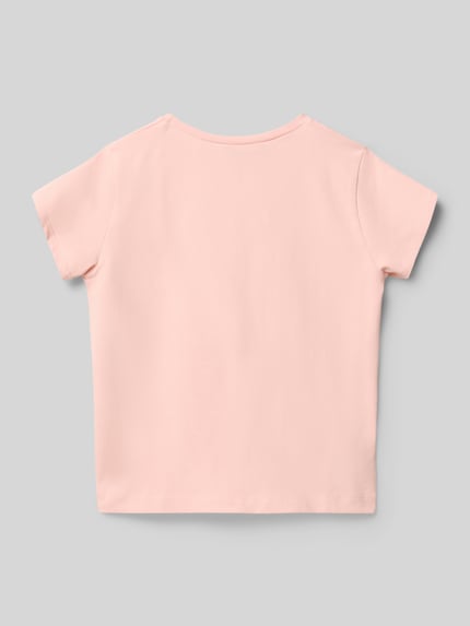 Jongen draagt T-Shirt met floralem Stitching van Mayoral in lichtroze, katoen-elastaan mix, rechte fit, ronde hals, ruglengte 41 cm, Ganzkörperansicht Rückansicht.