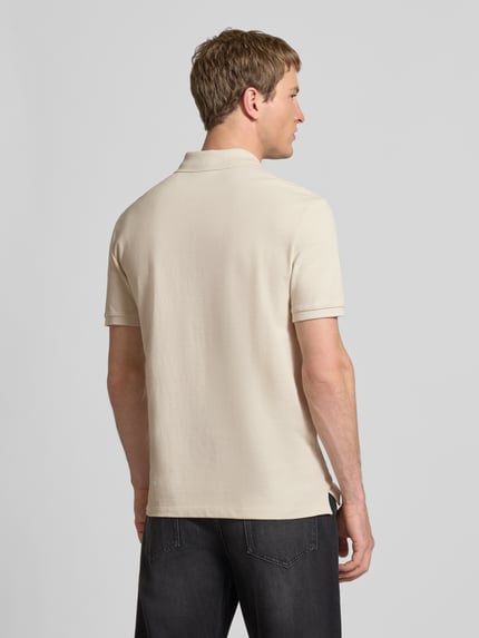 Männermodel trägt Straight Fit Poloshirt mit Label-Stitching von Calvin Klein Jeans aus reiner Baumwolle, Rückenansicht Ganzkörperansicht.