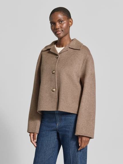 Frauenmodel trägt Regular Fit Jacke aus Woll-Mix von Jake*s Collection in Braun mit großen Knöpfen, glatter Textur, Ganzkörperansicht von vorne.