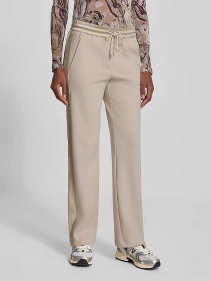 Frauenmodel trägt Sweatpants mit elastischem Bund und Tunnelzug von Marc Cain, Relaxed Fit, Baumwoll-Mix, Beige, Ganzkörperansicht von vorne.