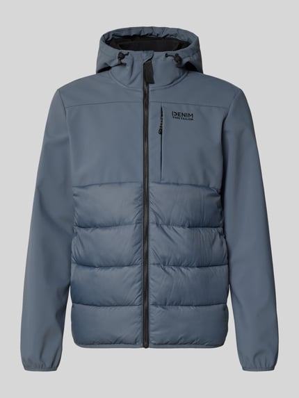 Produktfoto, Regular Fit Steppjacke mit wasserabweisender Funktion von Tom Tailor Denim in Grau mit Kapuze, Reißverschluss, Steppstruktur und Label Stitching.