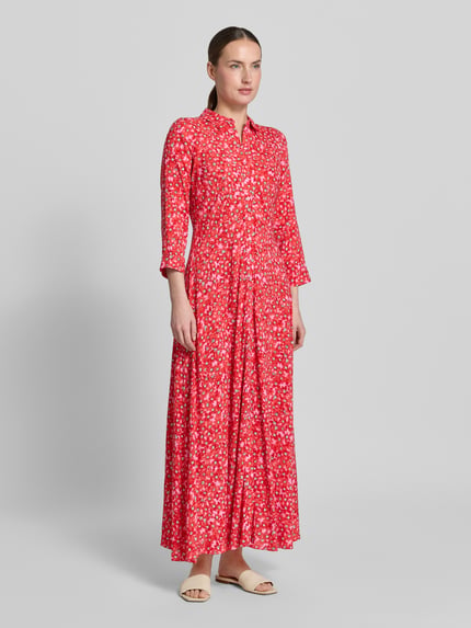 Vrouwenmodel draagt overhemdjurk uit zuiver viscose in a-lijn, maxi-jurk, all-over look, knoopsluiting, model 'SAVANNA' van YAS. Volledige lichaamsopname vooraan.