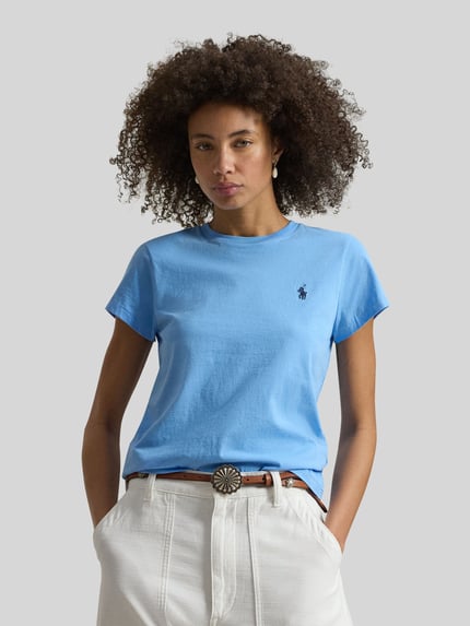 Frauenmodel trägt T-Shirt mit Label-Stitching von Polo Ralph Lauren aus reiner Baumwolle in Hellblau, Regular Fit, Nahaufnahme Oberkörper.