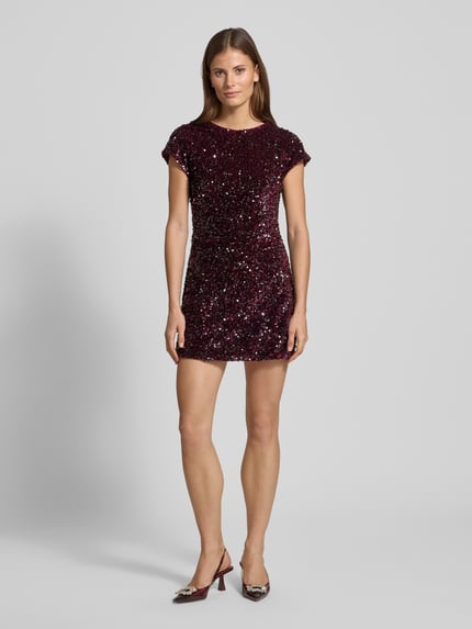 Frauenmodel trägt Minikleid mit Pailletten Modell 'XWILL' von Mango, bordeauxrot, figurbetont, Samt, Ganzkörperansicht von vorne.