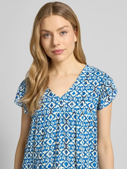 Frauenmodel trägt Blusenshirt aus Reine Viskose Modell 'MARRAKECH' von ICHI im Allover-Look, Regular-Fit, V-Ausschnitt, Nahaufnahme Oberkörper.