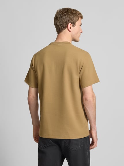 Männermodel trägt Regular Fit T-Shirt mit Strukturmuster von G-Star Raw in Beige, Herren T-Shirt mit Rundhalsausschnitt, Rückenlänge 71 cm, Ganzkörperansicht Rückansicht