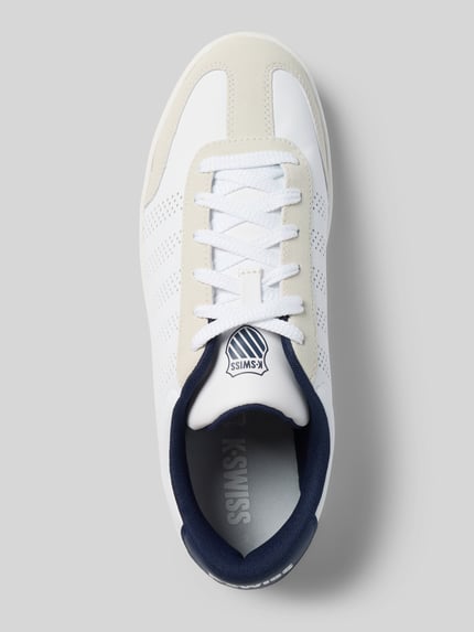 Produktfoto, Sneaker mit Label-Print Modell 'COURT' von K-Swiss in Weiß mit abgerundeter Form, Schnürverschluss, Lochmuster und strukturierter Sohle, Absatzhöhe 3 cm, Schafthöhe 7 cm, Schaftweite 10 cm, dunkle Details, Kontext Herren Sneaker
