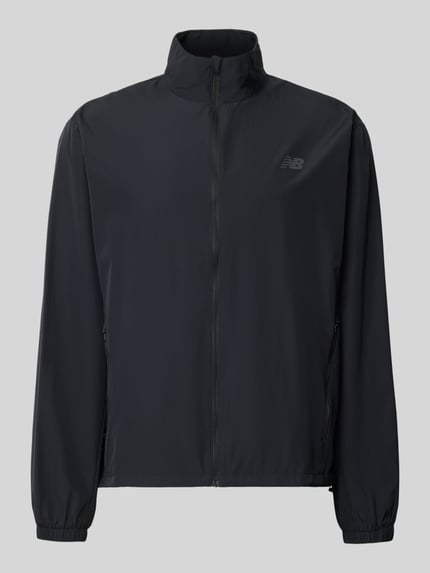 Produktfoto, Regular Fit Jacke in Stehkragen Modell 'Fast Days' von New Balance in Schwarz mit Logo-Print, Reißverschluss, Eingrifftaschen, elastischen Ärmelabschlüssen und Tunnelzug im Bund, Rückenlänge und Ärmellänge bei Größe M, glatte Textur