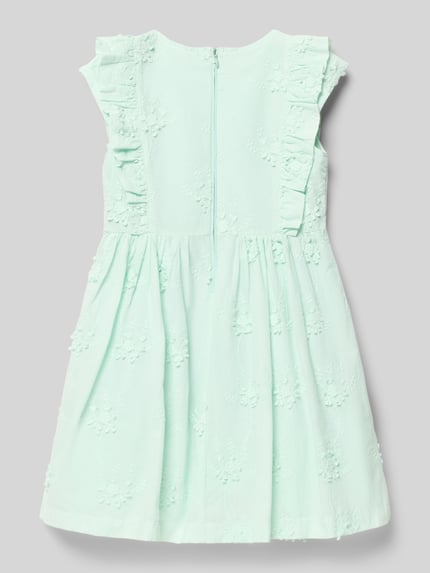 Mädchen trägt Tailliertes Freizeitkleid aus reiner Baumwolle von s.Oliver RED LABEL, Optik: Unifarben, Zier-Stickerei, knielang, Volants, Ganzkörperansicht Rückansicht.
