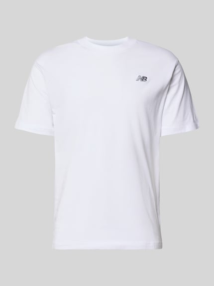 Produktfoto, weißes Herren T-Shirt mit Logo und Rundhalsausschnitt von New Balance aus reiner Baumwolle im Regular-Fit, glatte Struktur