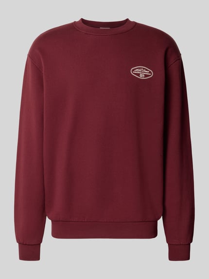 Produktfoto, Sweatshirt mit Logo-Print Modell 'Worldwide' von Les Deux in Dunkelrot, Baumwoll-Mix mit Stretch, gerippte Abschlüsse, Rundhals, Vorderansicht.