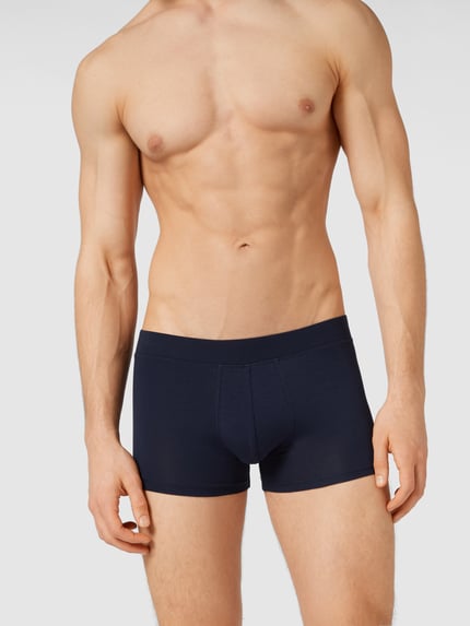 Męski model nosi Trunks mit elastischem Bund im 3er-Pack von Christian Berg Men, granatowe, gładkie, bawełna z mikromodalem, zbliżenie tułowia z przodu.