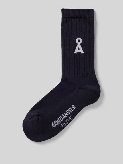 Productfoto, Sokken uit katoenmix model 'SAAMUS BOLD' van Armedangels, effen kleur, labelopschrift, logo detail, geribbelde boord, stretchmateriaal.