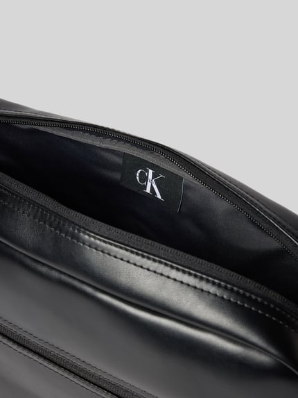 Produktfoto, schwarze Laptoptasche mit Label-Schriftzug Modell 'BOLD LOGO WEBBING LAPTOP' von CK Calvin Klein für Herren, glatte Oberfläche