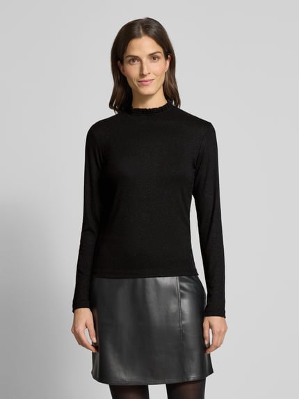 Frauenmodel trägt Longsleeve mit Stehkragen Modell 'Sanba' von OPUS in Schwarz, Slim Fit, glatte Textur, Ganzkörperansicht von vorne.