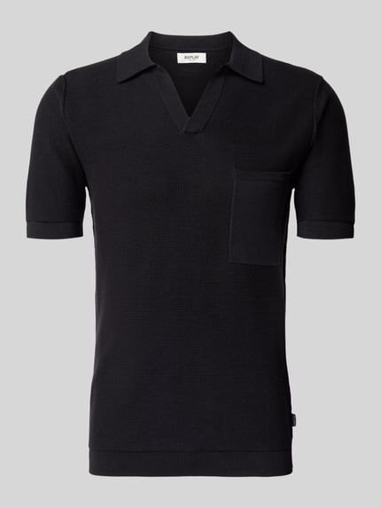 Produktfoto, Slim Fit Poloshirt in Strick-Optik von Replay in Schwarz, reine Baumwolle, V-Ausschnitt, Umlegekragen, Brusttasche, gerippte Abschlüsse, Label-Detail, Rückenlänge 69 cm bei Größe M