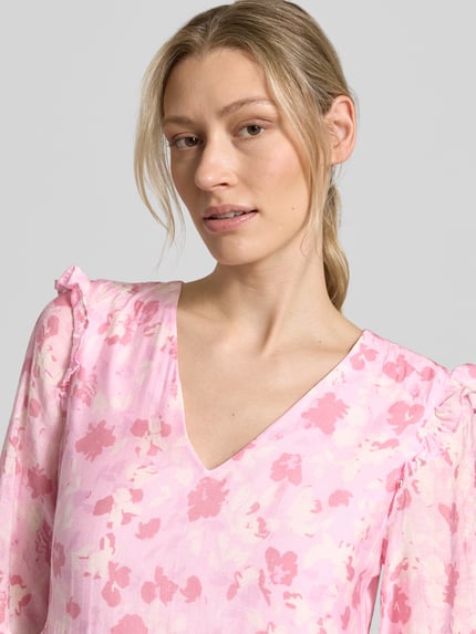 Vrouwenmodel draagt maxi-jurk uit viscosemix model 'Melie' van mbyM, bloemen all-over print, halflange mouwen, met ruches, Nahaufnahme Oberkörper.