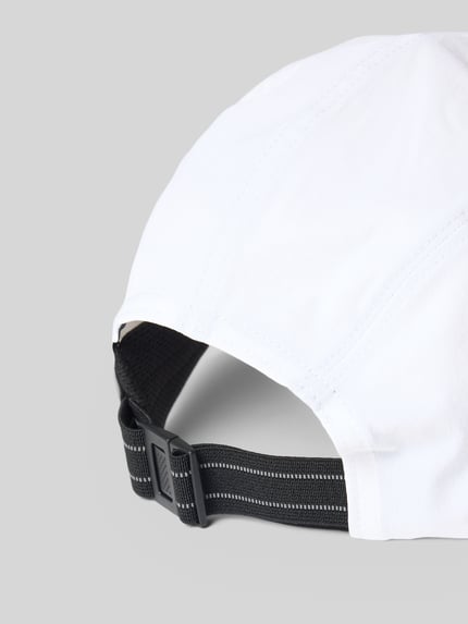 Produktfoto, Basecap mit Stretch-Anteil von ASICS TIGER in Weiß mit reflektierenden Details, Logo-Print, seitlichem Lochmuster und schwarzem Klickverschluss auf hellgrauem Hintergrund
