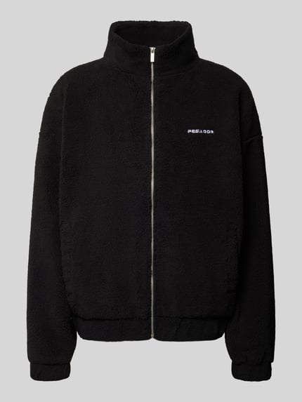 Produktfoto, schwarze Fleecejacke mit Label-Stitching von PEGADOR, Teddyfell-Struktur, Stehkragen, Reißverschluss, Regular Fit