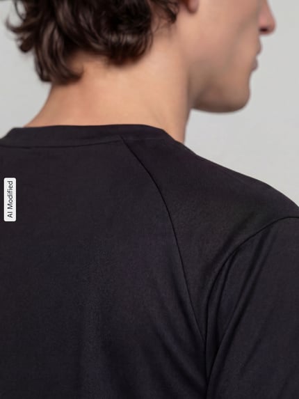 Männermodel trägt Regular Fit T-Shirt mit DryCell Technology Modell 'PUMATECH Essentials Tee' von PUMA, Herren T-Shirt von PUMA Performance, Nahaufnahme Rückenansicht.