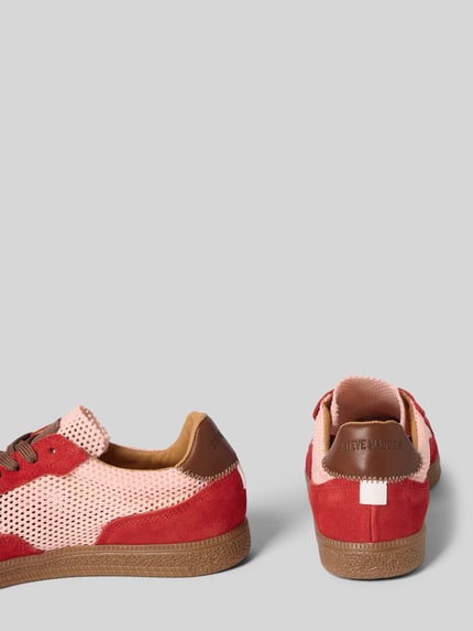 Produktfoto, Sneaker aus Leder mit Schnürung Modell 'Estella' von Steve Madden in Rot und Rosa, abgerundete Spitze, Gummisohle, strukturierte Oberfläche, 2 cm Absatzhöhe, 7 cm Schafthöhe und Schaftweite bei Größe 40.