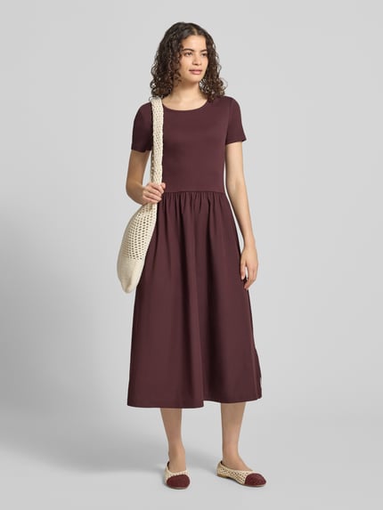 Frauenmodel trägt ein dunkelrotes Slim Fit Freizeitkleid aus Baumwoll-Mix von Marc O'Polo DENIM, einfache Struktur, Ganzkörperansicht von vorne.