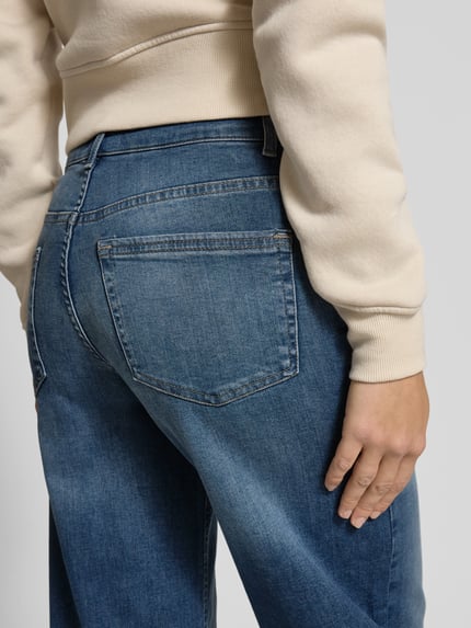 Kobiece modelka nosi jeansy z szerokimi nogawkami Wide Leg Jeans aus Baumwoll-Mix Model 'MADISON BLUSH' od Only, efekt melanżu, fason wide fit, wysoki stan, szlufki na pasek, zapięcie na guzik i kryty zamek, styl 5 kieszeni, denim z mieszanki bawełny, detal tyłu, zdjęcie zbliżenie na biodra, widok z tyłu.