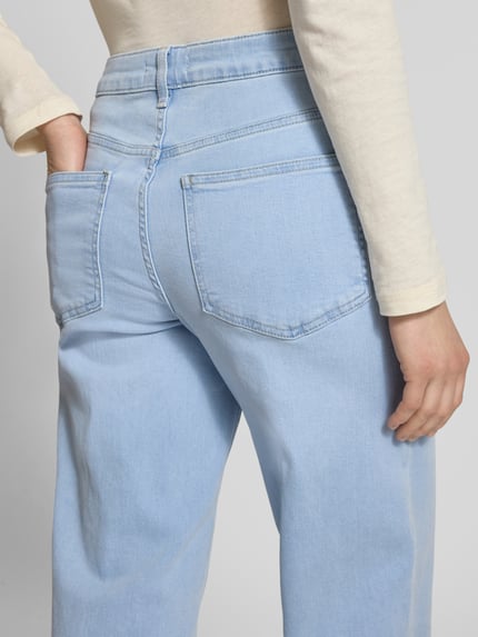 Frauenmodel trägt Wide Leg Jeans aus Baumwoll-Mix Modell 'MADISON' von ONLY, stylizowana na denim, krój wide fit, wysoki stan, naszywka z logo, szlufki na pasek, zapięcie na guzik i zamek błyskawiczny, 5 kieszeni, materiał: mieszanka bawełny. Ganzkörperansicht Rückansicht.