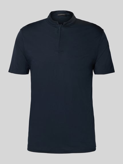 Produktfoto, Slim Fit Poloshirt mit Stehkragen Modell 'LOUIS' von Drykorn aus Baumwoll-Modal-Mix, dunkelblau, glatte Struktur, Rückenlänge 69 cm