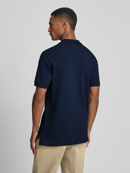 Męskim model nosi Slim Fit Poloshirt mit Label-Stitching od GAP, mieszanka bawełny i elastanu, krój slim fit, wyhaftowane logo, listwa guzikowa, długość tyłu w rozmiarze M: 70 cm, całkowity widok z tyłu.