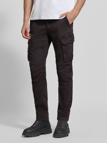 Mannenmodel draagt cargobroek met steekzakken, klepzakken en riem, Model 'EXPEDIZOR' van PME Legend, skinny fit, knoop- en ritssluiting, Ganzkörperansicht von voren.