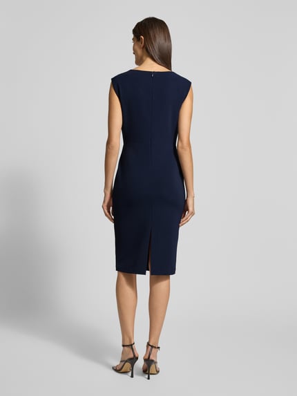 Frauenmodel trägt knielanges Etuikleid Modell 'JAVILLA' von Lauren Ralph Lauren in Dunkelblau, Material-Mix mit Viskose-Anteil, Gerader-Schnitt, Rundhalsausschnitt, Rückenlänge bei Größe 36: 102 cm, Brustweite 47 cm, Ganzkörperansicht Rückansicht.