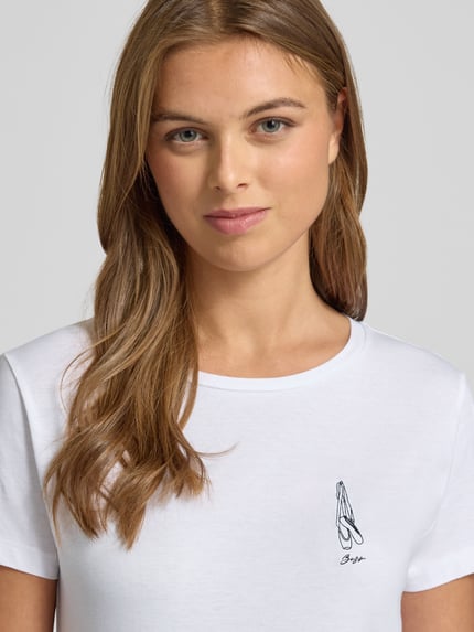 Frauenmodel trägt Regular Fit T-Shirt aus reiner Baumwolle Modell 'C_ELOVE_1' von BOSS Orange, Optik: Unifarben, Nahaufnahme Oberkörper.