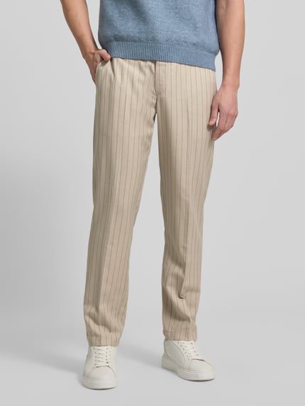 Männermodel trägt Stoffhose mit französischen Eingrifftaschen von Les Deux, Material-Mix mit Viskose-Anteil, Regular-Fit, Ganzkörperansicht von vorne.