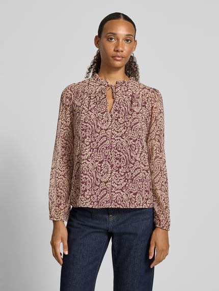 Frauenmodel trägt Regular Fit Langarmbluse mit Bindeverschluss Modell 'DITSY' von ONLY in Beige und Bordeaux, Damen Langarmbluse, Ganzkörperansicht von vorne.
