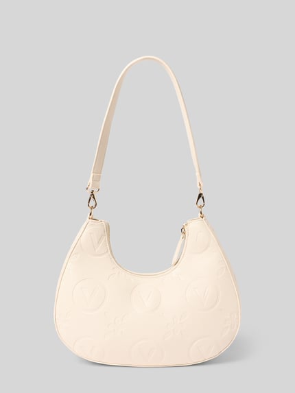 Produktfoto, cremefarbene Handtasche mit Label-Details Modell 'SAMBA' von VALENTINO BAGS, sichtbare Struktur, glatte Textur, Hauptfach mit Reißverschluss, Tragegriff mit Karabinerverschluss, verstellbarer Schultergurt, Reißverschlussfach innen, Maße: Breite 30 cm, Länge 24 cm, Tiefe 8 cm, Länge Schulterriemen 120 cm