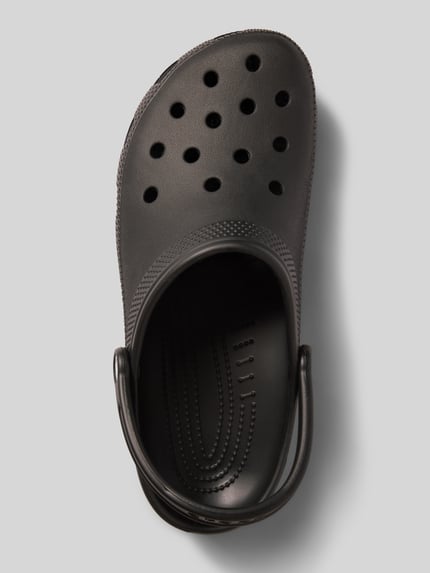 Produktfoto, Clogs mit Label-Detail von Crocs in Schwarz, Abgerundete-Spitze, Schlupfform, verstellbarer Riemen, Absatzhöhe 5 cm, Größe 43/44, glatte Textur