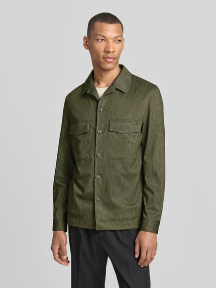 Mannenmodel draagt Slim Fit Hemdjacke met borstzakken model 'Constantin' van CG - Club of Gents, materiaalmix met viscose, reverskraag, ruglengte bij maat 50: 75 cm, groen, eenvoudige structuur, volledige voorkantaanzicht