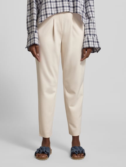 Frauenmodel trägt Sweatpants mit französischen Eingrifftaschen von monari in Beige, gerader Schnitt, Viskose-Mix, Nahaufnahme Oberkörper.