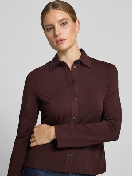 Vrouwenmodel draagt Regular fit overhemdblouse uit katoenmix van Marc O'Polo, Dames shirt met lange mouwen, nahaufnahme bovenlichaam.