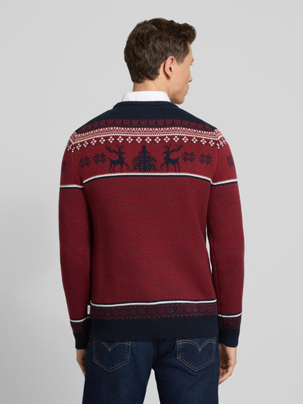 Männermodel trägt Strickpullover mit gerippten Abschlüssen van Lindbergh, katoenmix, regular fit, rode tinten, ruglengte 72 cm, mouwlengte 78 cm, ribboorden, ronde hals, ganzkörperansicht achteraan.