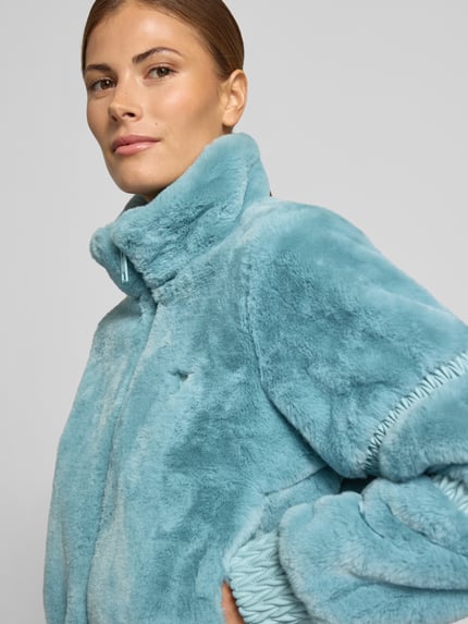 GUESS Activewear Jack van imitatiebont met opstaande kraag model 'CARLA' Aquablauw - 3