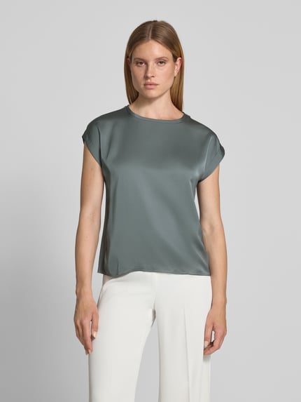 Frauenmodel trägt Damen T-Shirt aus Satin in Grau mit Rundhalsausschnitt, Regular-Fit, Modell 'ELLETTE' von VILA, Ärmel mit Aufschlag; Ganzkörperansicht von vorne. Rückenlänge bei Größe 36: 58 cm.