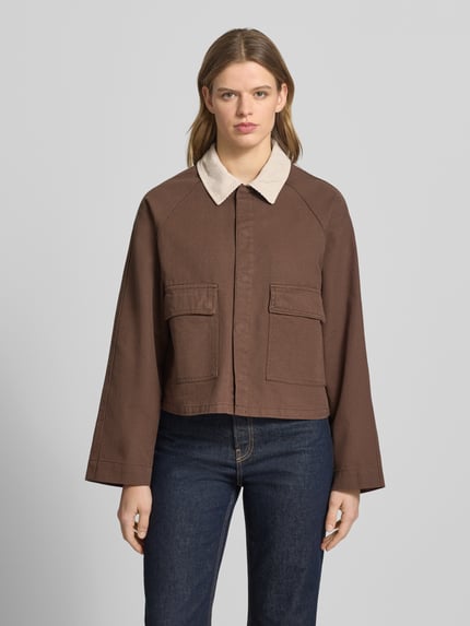Frauenmodel trägt Regular Fit Jeansjacke aus reiner Baumwolle Modell 'BETT' von Pieces, Optik: Unifarben, Umlegekragen mit Cord-Besatz, Pattentaschen, Langarm, Raglanärmel, Materialverarbeitung: Denim, Ganzkörperansicht von vorne.