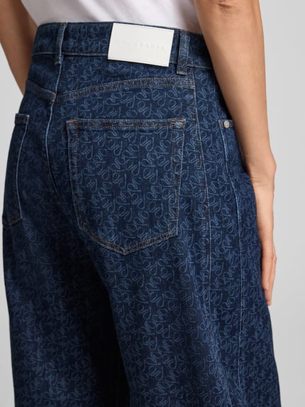 Frauenmodel trägt Barrel Jeans aus Baumwoll-Mix Modell 'Mari leap' von OPUS PANTS mit dunklem Blau und floralem Muster, Nahaufnahme Rückansicht, Damen Barrel Jeans von OPUS PANTS