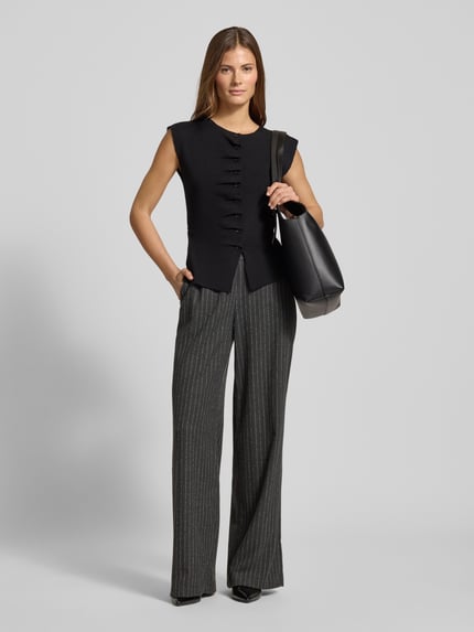 Vrouwenmodel draagt Hose mit elastischem Bund van Milano Italy, materiaal-mix met viscose, wijde pijpen, grijs met strepen, full body frontaal.