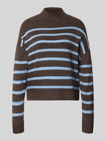 Produktfoto, braun-blauer Strickpullover mit Stehkragen und Streifenmuster, Modell 'Lu44cky' von ZABAIONE, Material-Mix mit Woll-Anteil